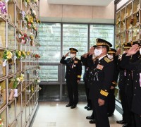 이흥교 소방청장, 제67회 현충일 맞아 순직소방인 8위 참배